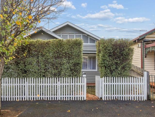 Classic Double Fronted Charm in a Premier Village Cul de Sac