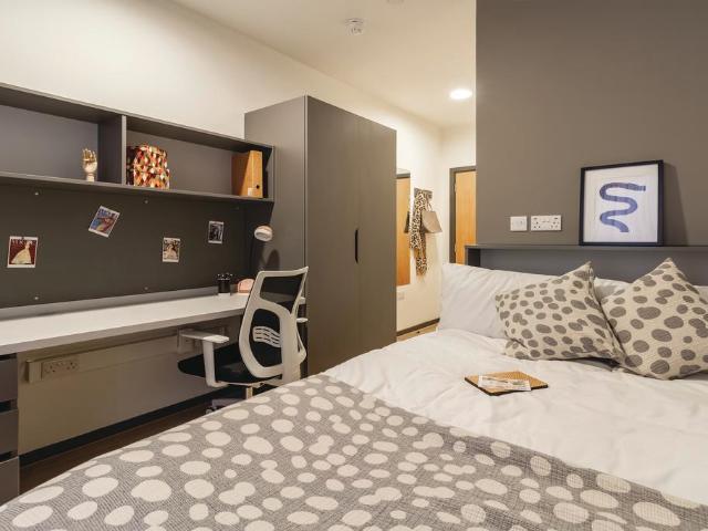 Classic En Suite 6 Share at The. 1 bed private hall to rent £698 pcm £161 pw