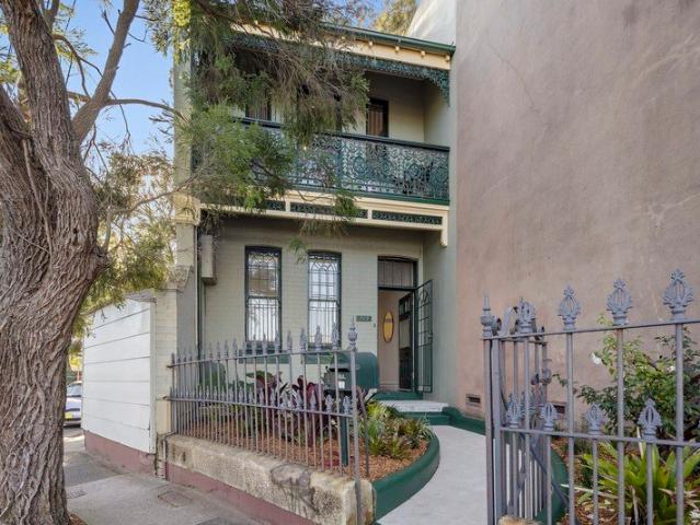Classic end terrace with parking close to Newtown's heart