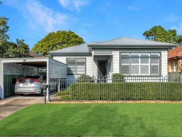 CLASSIC FAÇADE AND PICTURE PERFECT INTERIORS