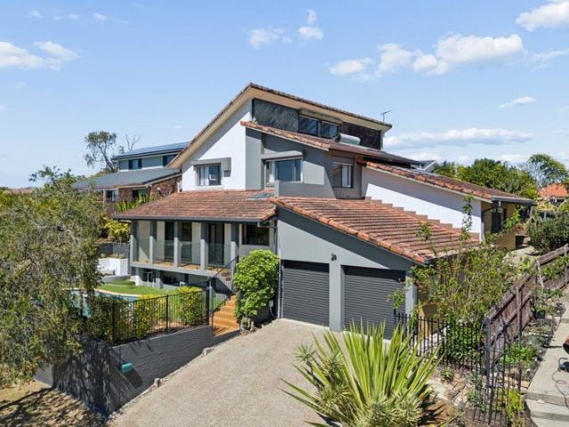 CLASSIC FAMILY HOME HILLTOP POSITION, POOL & PRIVACY