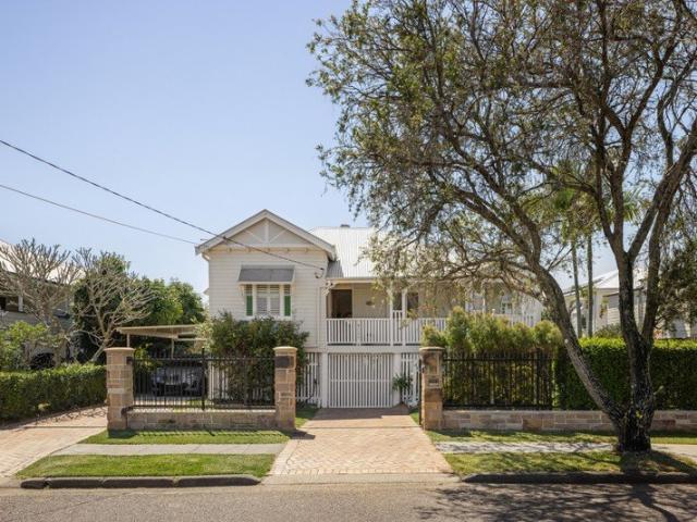 Classic Hawthorne Queenslander on 810m² with North Facing Rear Aspect