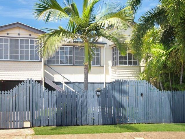 Classic Highset Queenslander with a Pool, Minutes from the CBD