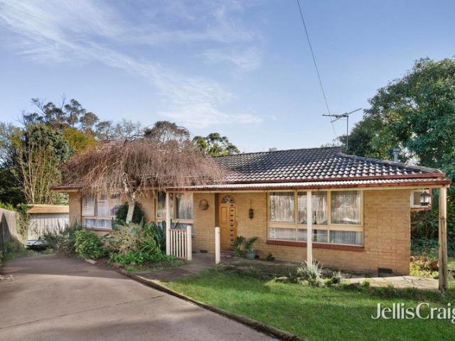 Classic home on 960sqm backing onto Warburton Rail Trail