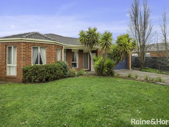 Classic Kyneton superbly designed family home