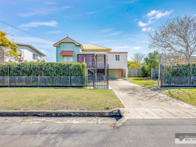 Classic Queenslander Charm on a Spacious 1,012 m² Block!