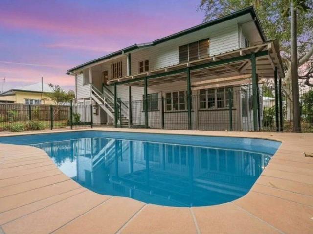 Classic Queenslander, Pool and Heaps of Space in Magical Mundingburra!