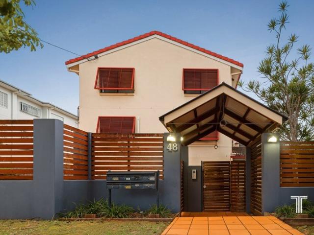 Classic, Quiet and Convenient Top Floor Living