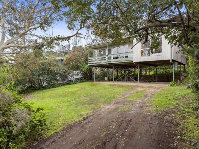 CLASSIC RETRO CHARMER CLOSE TO BEACH AND SHOPS!