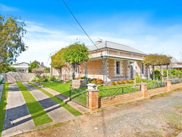 Classic stone home close to town centre