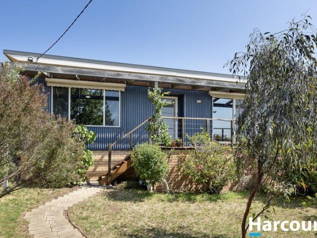 Classic style beach house Views! Views! Views!