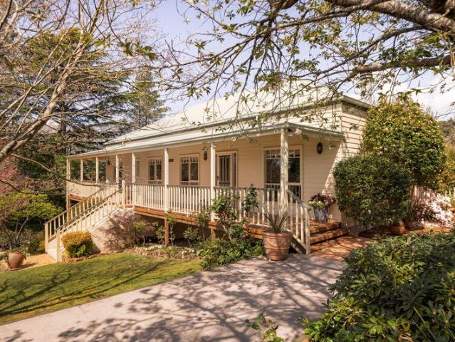Classic South Leura Charm Set Amongst Established Gardens