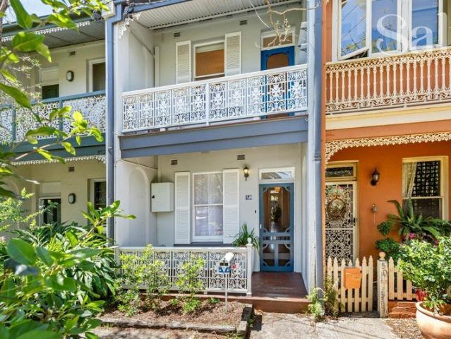 Classic terrace just 350m from the water's edge