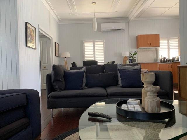Classic 1920s Plantation Queenslander 4BR, Enclosed Yard & 2 Car Garage 4 Bed | 1 Bath | Sleeps 10 | 150m²