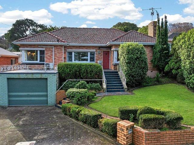 CLASSIC 1950s CHARMER WITH CITY/ OCEAN VIEWS