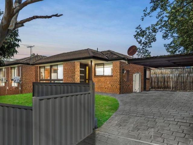 Classic 3 Bedroom Unit with Light Filled Interiors & Double Car Space