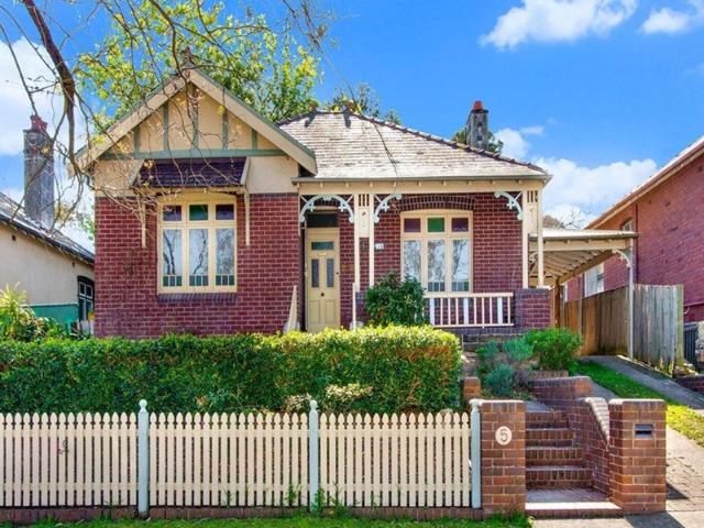 CLASSIC 3 BEDROOM HOME WITH LARGE LOFT AREA IN QUIET STREET AND GREAT LOCATION