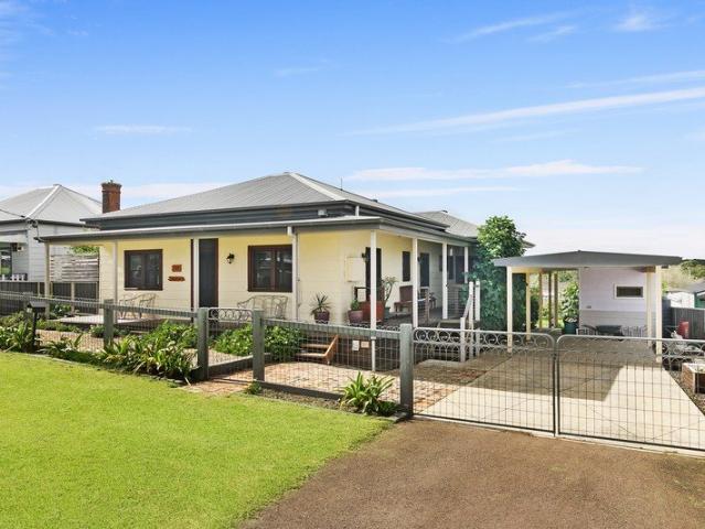 Classic 4 Bedroom Cottage with Modern Comforts