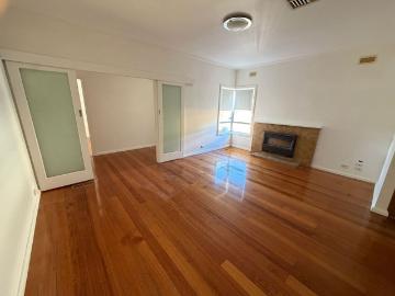 Classic 4Br Home in Sunshine West!