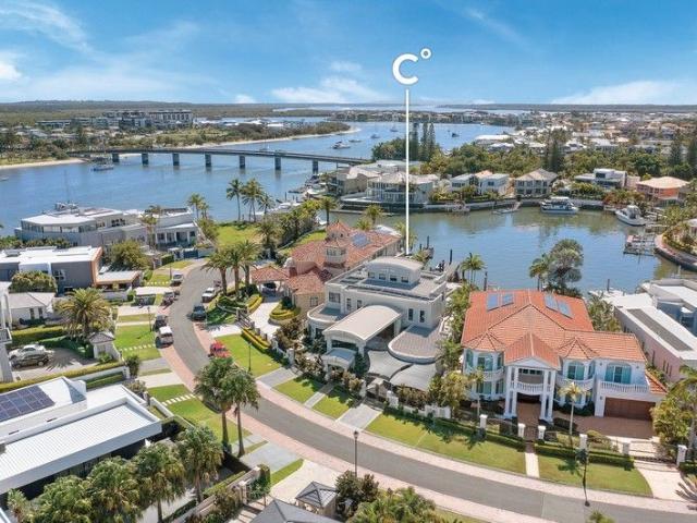 Top Luxury Home on a Private 1165m2 Block Due North to Water