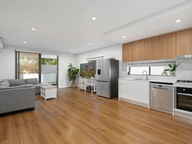 Classy Modern Pad Offers Luxury Living from Super Central Address