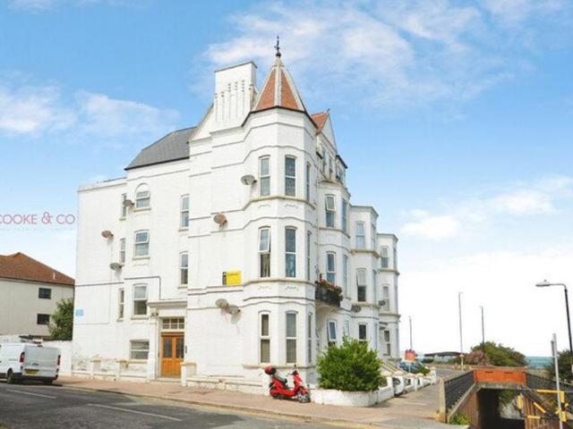 Cleveland Court, Queens Parade, CT9 2DS 2 bed flat to rent £875 pcm £202 pw