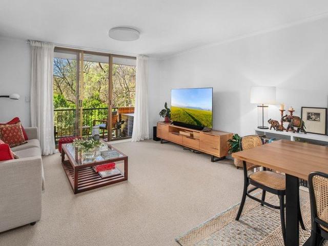 'Cleveland Mews' Parkside Apartment With Tranquil Leafy Views, Balcony & Parking