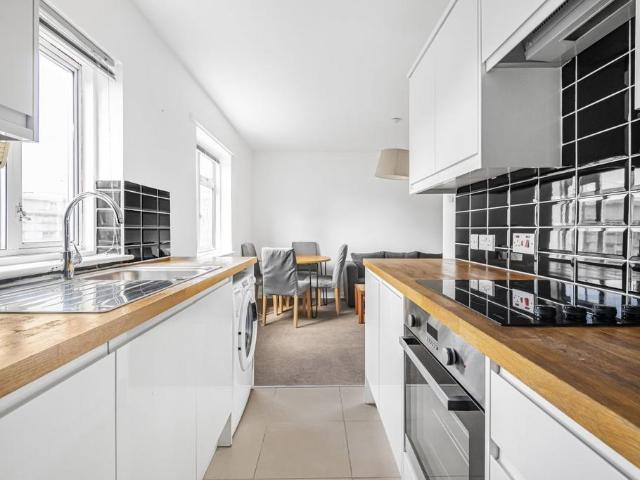 Cleveland Street, Fitzrovia 2 bed flat to rent £3,100 pcm £715 pw
