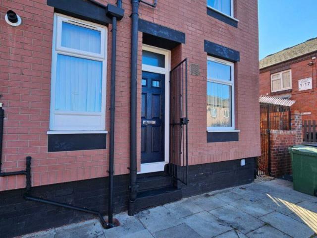 Cleveleys Avenue, Holbeck, Leeds. 1 bed terraced house to rent £695 pcm £160 pw