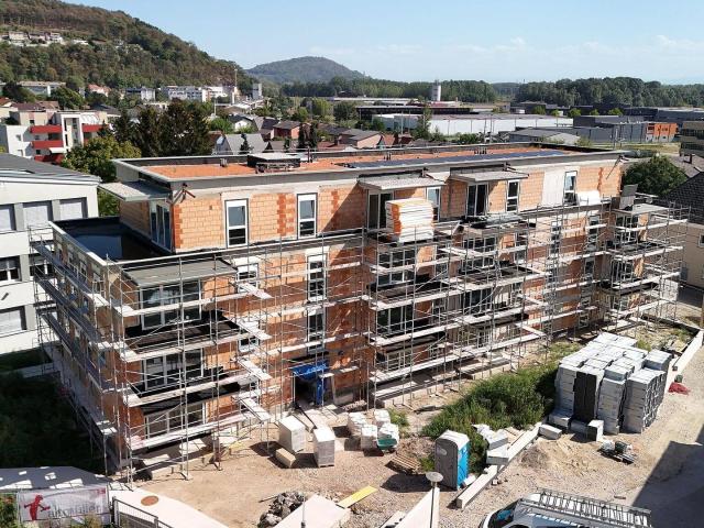Clever aufgeteilt: zwei Zimmer mit Balkon, Tiefgaragenplatz und Lift