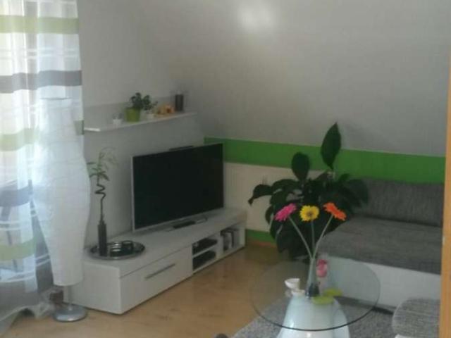 Clevere Kapitalanlage: Gemütliche 2 Zimmer DG Wohnung mit Loggia & Garage!