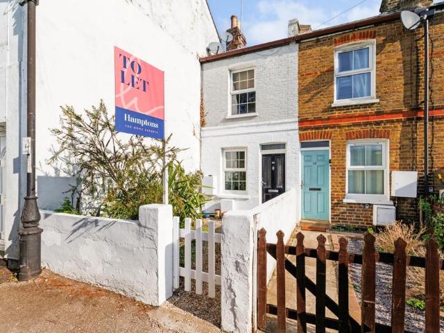 Clewer Fields Windsor SL4 2 bed cottage to rent £1,750 pcm £404 pw