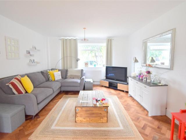 Clewer Hill Road, Windsor, Berkshire. 3 bed detached house to rent £2,650 pcm £612 pw