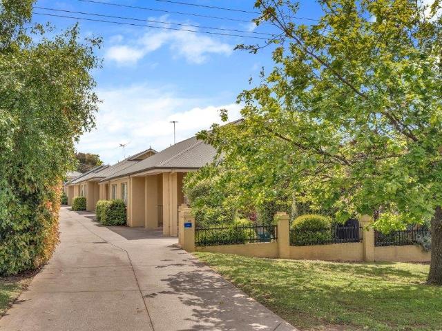 Clean Unit in Prime Location!