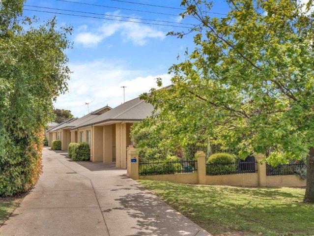 Clean Unit in Prime Location!