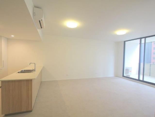 Clean as new Luxury apartment, short walk to Railway Station