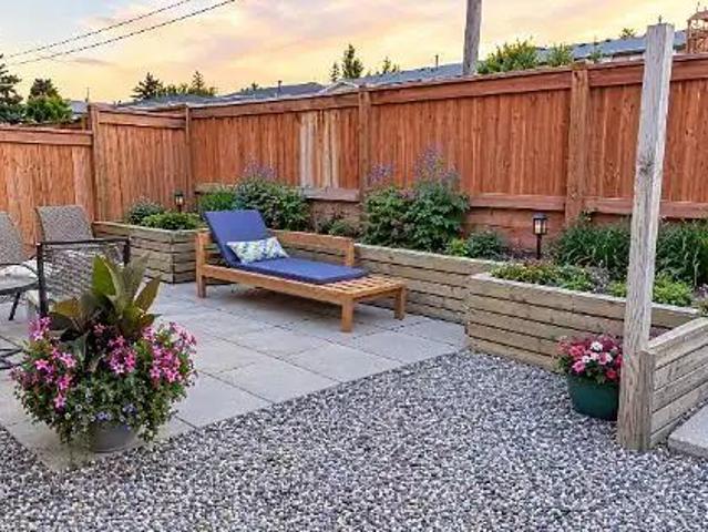 Clean, bright 1000 sq. ft. duplex, new fence, bathroom, painted and landscaped. — 3 Bedrooms Duplex