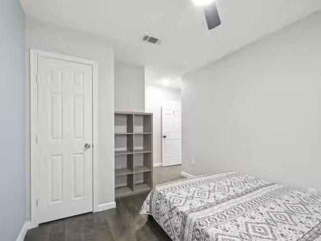 Clean, Comfortable Room in East Little York Biweekly Professi.
