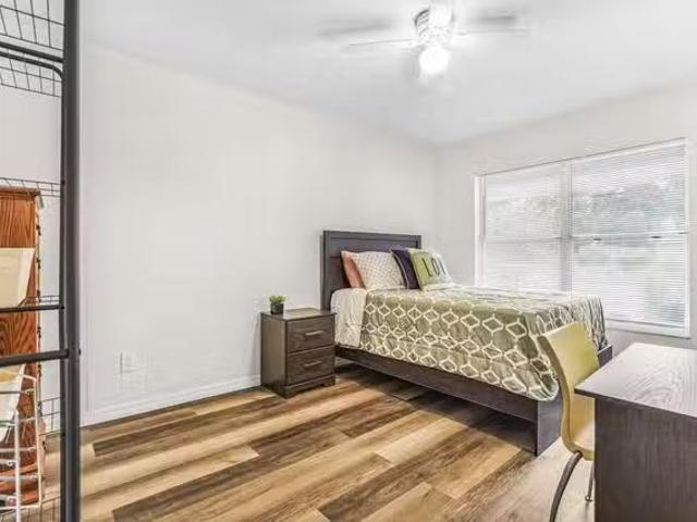 Clean Home with Super Host & Close To Shopping, Highways & Bus.