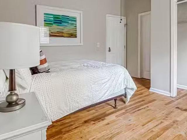 Clean Quiet Room w/ Video Tour + Maid Service 2 Kitchens 2 la.