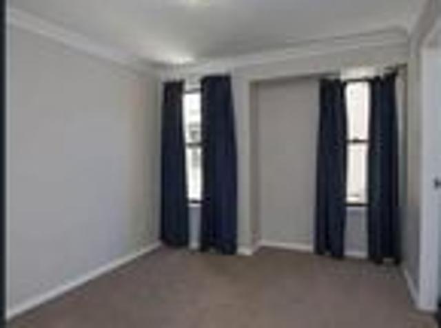 Clean, quiet, secure Townhouse close to UWA