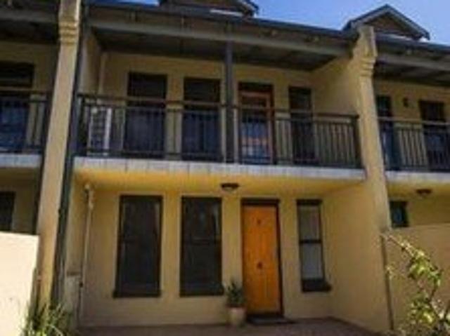 Clean, quiet, secure Townhouse close to UWA