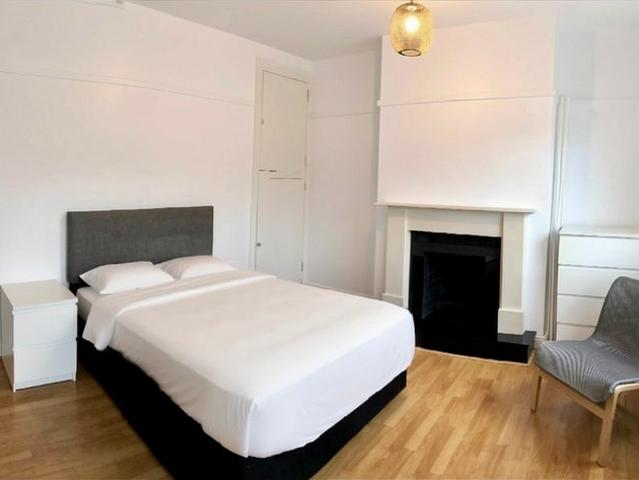 Clean refurbished flat next 2 Mile End tube