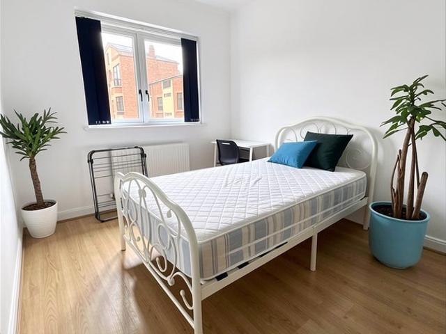 Clean refurbished flat next 2 Mile End tube