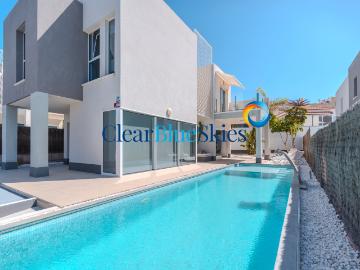 Clear Blue Skies se complace en ofrecer a la venta esta herm. 147m² Playa paraíso