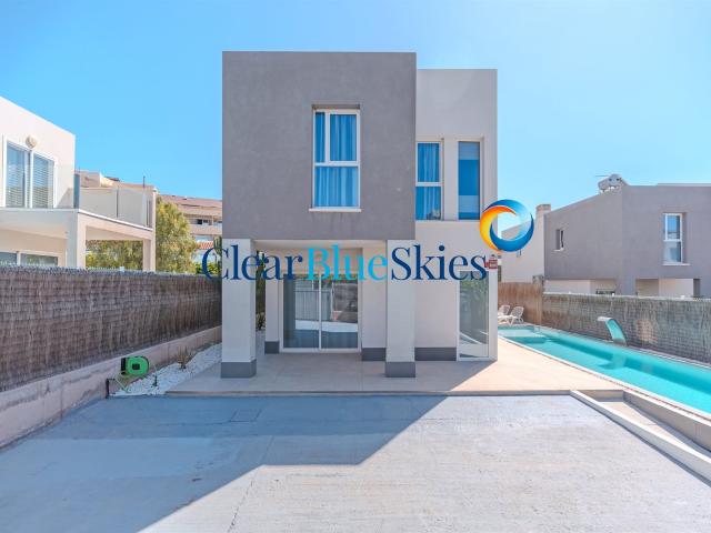 Clear Blue Skies se complace en ofrecer a la venta esta herm. 147m² Playa paraíso