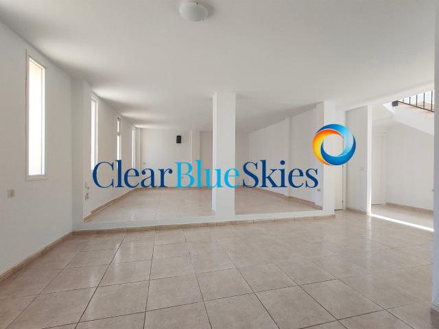 Clear Blue Skies se complace en ofrecer esta encantadora cas. 180m² Aldea Blanca