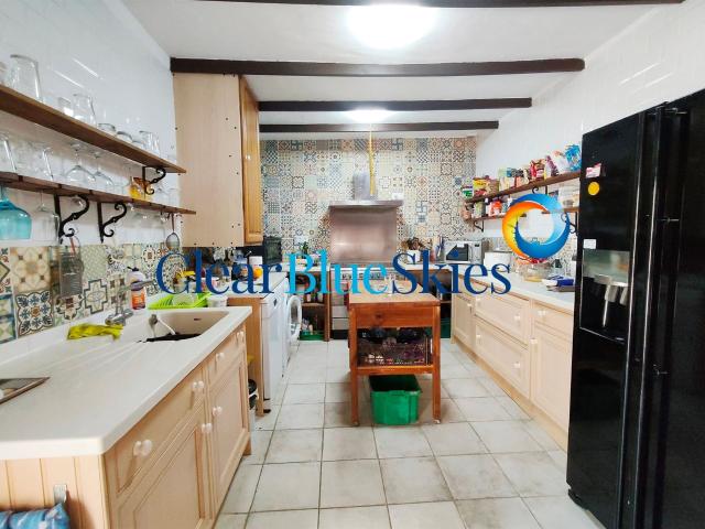Clear Blue Skies se complace en presentar a la venta esta en. 200m² Granadilla