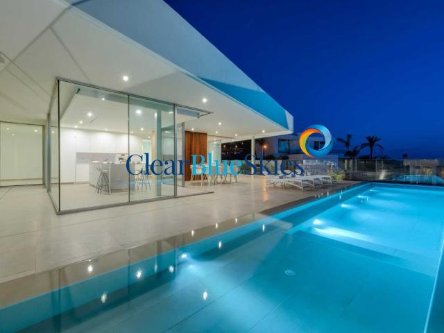 Clear Blue Skies se complace en presentar a la venta esta ma. 650m² Abama