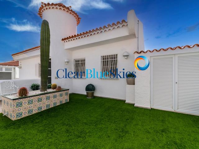 Clear Blue Skies se complace en presentar esta atractiva vil. 190m² Chayofa